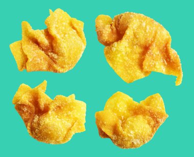 Kızarmış Wonton, yeşil arka planda izole edilmiş domuz eti, kırpma yolu, gölgesi yok. Japon yemekleri, gyoza, Çin Dim Sum