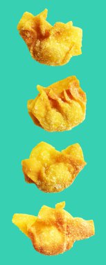 Kızarmış Wonton, yeşil arka planda izole edilmiş domuz eti, kırpma yolu, gölgesi yok. Japon yemekleri, gyoza, Çin Dim Sum