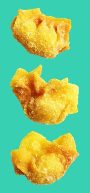 Kızarmış Wonton, yeşil arka planda izole edilmiş domuz eti, kırpma yolu, gölgesi yok. Japon yemekleri, gyoza, Çin Dim Sum