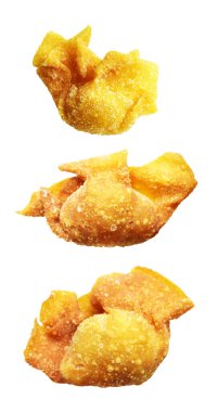 Kızarmış Wonton, beyaz arka planda izole edilmiş domuz eti, kırpma yolu, gölgesi yok. Japon yemekleri, gyoza, Çin Dim Sum