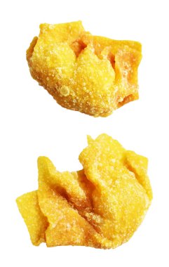 Kızarmış Wonton, beyaz arka planda izole edilmiş domuz eti, kırpma yolu, gölgesi yok. Japon yemekleri, gyoza, Çin Dim Sum