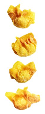 Kızarmış Wonton, beyaz arka planda izole edilmiş domuz eti, kırpma yolu, gölgesi yok. Japon yemekleri, gyoza, Çin Dim Sum