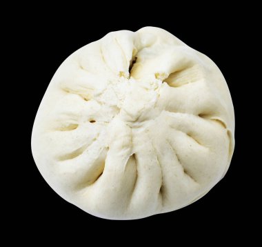 Baozi ya da Çin buğulama köftesi yarısı domuz eti ve tuzlu yumurta sarısı ve bıldırcın yumurtalarıyla dolu, siyah arka planda kırpma yolu ve gölgesi yok.