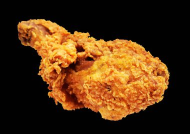 Kızarmış tavuk budu çıtır çıtır ve baharatlı izole edilmiş tavuk, kırpma yolu, siyah arka planda gölge yok, fast food