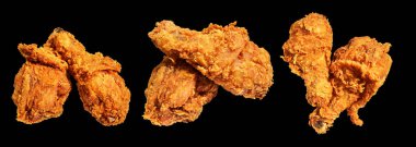 Kızarmış tavuk budu çıtır çıtır ve baharatlı izole edilmiş tavuk, kırpma yolu, siyah arka planda gölge yok, fast food