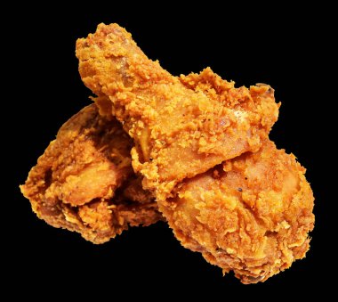 Kızarmış tavuk budu çıtır çıtır ve baharatlı izole edilmiş tavuk, kırpma yolu, siyah arka planda gölge yok, fast food