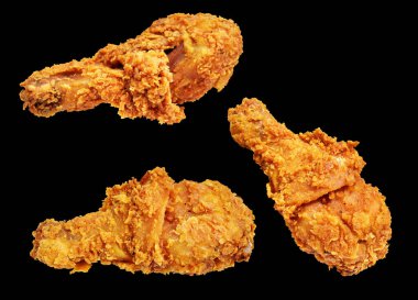 Kızarmış tavuk budu çıtır çıtır ve baharatlı izole edilmiş tavuk, kırpma yolu, siyah arka planda gölge yok, fast food