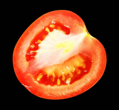 Kırmızıdomates dilimleri ya da kırpma yolu ile izole edilmiş parçalar, siyah arka planda gölge yok, sağlıklı sebzeler