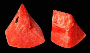 Kırpma yolu ile izole edilmiş kırmızı karpuz parçaları, siyah arka planda gölge yok, sağlıklı taze meyve