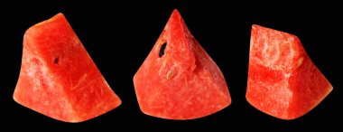 Kırpma yolu ile izole edilmiş kırmızı karpuz parçaları, siyah arka planda gölge yok, sağlıklı taze meyve