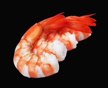 Kırmızı haşlanmış karides ya da kaplan karides kırpma yolu ile izole edilmiş, siyah arka planda gölge yok, pişmiş deniz ürünleri, pişirme malzemeleri