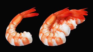 Kırmızı haşlanmış karides ya da kaplan karides kırpma yolu ile izole edilmiş, siyah arka planda gölge yok, pişmiş deniz ürünleri, pişirme malzemeleri