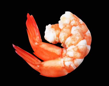 Kırmızı haşlanmış karides ya da kaplan karides kırpma yolu ile izole edilmiş, siyah arka planda gölge yok, pişmiş deniz ürünleri, pişirme malzemeleri