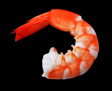 Kırmızı haşlanmış karides ya da kaplan karides kırpma yolu ile izole edilmiş, siyah arka planda gölge yok, pişmiş deniz ürünleri, pişirme malzemeleri