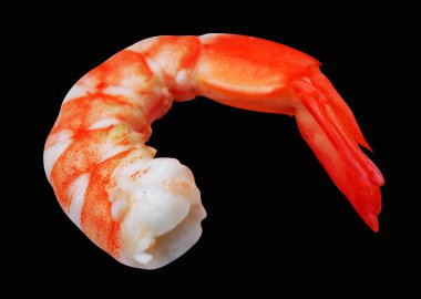 Kırmızı haşlanmış karides ya da kaplan karides kırpma yolu ile izole edilmiş, siyah arka planda gölge yok, pişmiş deniz ürünleri, pişirme malzemeleri