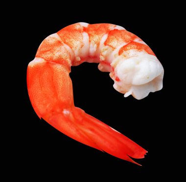 Kırmızı haşlanmış karides ya da kaplan karides kırpma yolu ile izole edilmiş, siyah arka planda gölge yok, pişmiş deniz ürünleri, pişirme malzemeleri