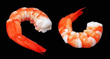 Kırmızı haşlanmış karides ya da kaplan karides kırpma yolu ile izole edilmiş, siyah arka planda gölge yok, pişmiş deniz ürünleri, pişirme malzemeleri