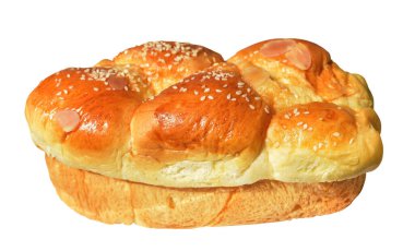 Badem dilimleriyle izole edilmiş Brioche somun ekmeği ve kırpma yolu olmayan beyaz arka planda susam tohumları, ev yapımı tatlı pastanesi.