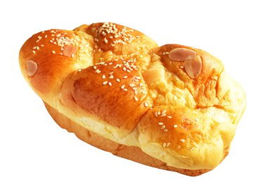 Badem dilimleriyle izole edilmiş Brioche somun ekmeği ve kırpma yolu olmayan beyaz arka planda susam tohumları, ev yapımı tatlı pastanesi.