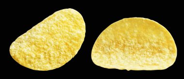 Patates cipsi izole ya da kızarmış patates dilimi siyah arka planda kırpma yolu, gölge yok, fast food ya da abur cubur yok,