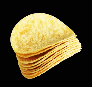 Patates cipsi izole ya da kızarmış patates dilimi siyah arka planda kırpma yolu, gölge yok, fast food ya da abur cubur yok,