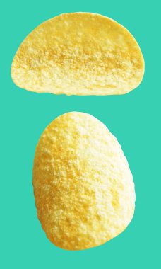 Patates cipsi izole ya da kızarmış patates dilimi, yeşil arka planda kırpma yolu, gölge yok, fast food ya da abur cubur yok,