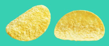 Patates cipsi izole ya da kızarmış patates dilimi, yeşil arka planda kırpma yolu, gölge yok, fast food ya da abur cubur yok,