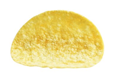 Patates cipsi izole ya da kızarmış patates dilimi. Beyaz arka planda kırpma yolu var. Gölge yok, fast food veya abur cubur yok.
