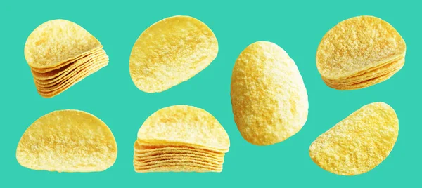 Patates cipsi izole ya da kızarmış patates dilimi, yeşil arka planda kırpma yolu, gölge yok, fast food ya da abur cubur yok,
