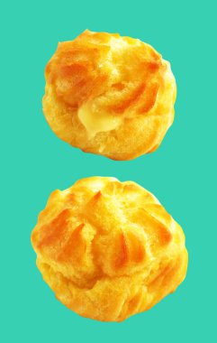 Yeşil arka planda izole edilmiş Choux kremalı pasta, kırpma yolu, tatlı yemek, fırın