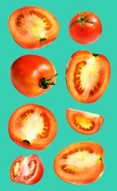 Kırpma yolu ile izole edilmiş kırmızı domates dilimleri, yeşil arka planda gölge yok, sağlıklı sebzeler.