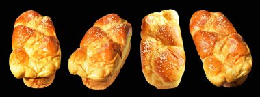 Badem dilimleri ile izole edilmiş Brioche somun ekmeği ve siyah zemin üzerinde susam tohumları kırpma yolu, gölge yok, ev yapımı tatlı pastanesi pastası