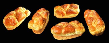 Badem dilimleri ile izole edilmiş Brioche somun ekmeği ve siyah zemin üzerinde susam tohumları kırpma yolu, gölge yok, ev yapımı tatlı pastanesi pastası