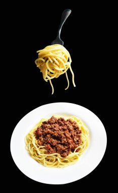Kesme yolu olan spagetti makarnası, siyah arka planda gölge yok, yemek malzemesi.