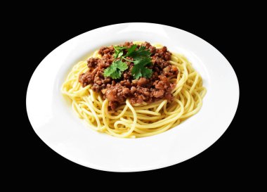 Kesme yolu olan spagetti makarnası, siyah arka planda gölge yok, yemek malzemesi.