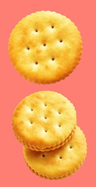 Yuvarlak krakerler, izole edilmiş bisküviler, kesilmiş tereyağlı kurabiyeler, pembe arka planda gölge yok.