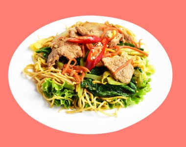 Kızarmış erişteyi domuz etiyle karıştır, havuç, soğan, konferans, kırmızı biber, pembe arka planda kızarmış yumurta, kırpma yolu olmayan gölge, yemek malzemesi