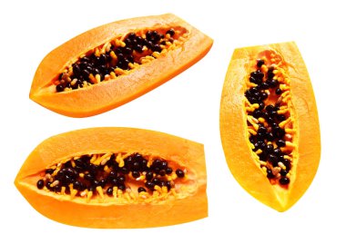 Papaya olgun meyvesi beyaz arka planda kırpma yolu ile izole, gölge yok, sağlıklı tropikal meyve, yarım ve dilimlenmiş,