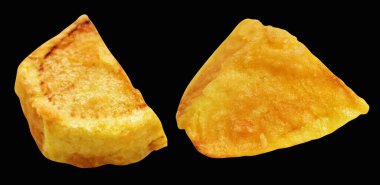 Siyah arka planda kırpma yolu ile izole edilmiş kızarmış patates parçaları, gölge yok, fast food, yemek malzemeleri