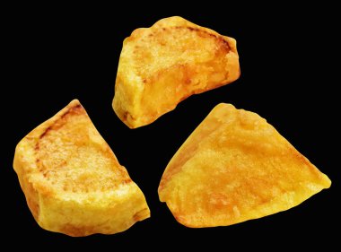 Siyah arka planda kırpma yolu ile izole edilmiş kızarmış patates parçaları, gölge yok, fast food, yemek malzemeleri