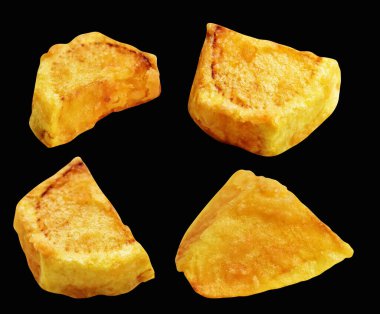 Siyah arka planda kırpma yolu ile izole edilmiş kızarmış patates parçaları, gölge yok, fast food, yemek malzemeleri