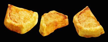 Siyah arka planda kırpma yolu ile izole edilmiş kızarmış patates parçaları, gölge yok, fast food, yemek malzemeleri