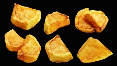 Siyah arka planda kırpma yolu ile izole edilmiş kızarmış patates parçaları, gölge yok, fast food, yemek malzemeleri