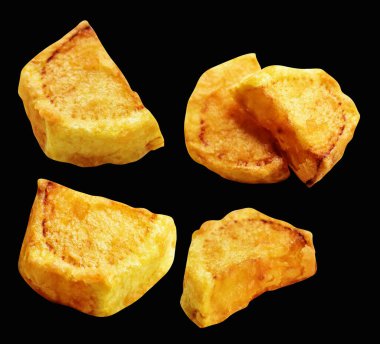Siyah arka planda kırpma yolu ile izole edilmiş kızarmış patates parçaları, gölge yok, fast food, yemek malzemeleri
