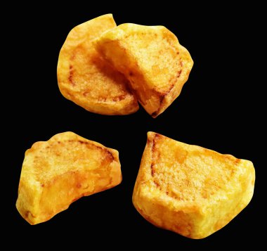 Siyah arka planda kırpma yolu ile izole edilmiş kızarmış patates parçaları, gölge yok, fast food, yemek malzemeleri
