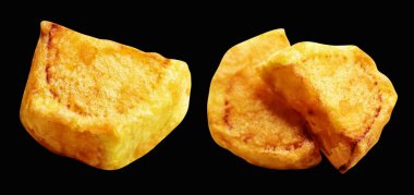 Siyah arka planda kırpma yolu ile izole edilmiş kızarmış patates parçaları, gölge yok, fast food, yemek malzemeleri