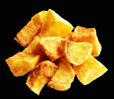 Siyah arka planda kırpma yolu ile izole edilmiş kızarmış patates parçaları, gölge yok, fast food, yemek malzemeleri