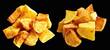 Siyah arka planda kırpma yolu ile izole edilmiş kızarmış patates parçaları, gölge yok, fast food, yemek malzemeleri