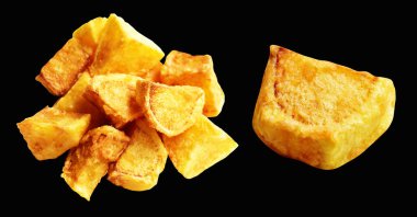 Siyah arka planda kırpma yolu ile izole edilmiş kızarmış patates parçaları, gölge yok, fast food, yemek malzemeleri