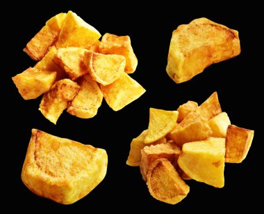 Siyah arka planda kırpma yolu ile izole edilmiş kızarmış patates parçaları, gölge yok, fast food, yemek malzemeleri